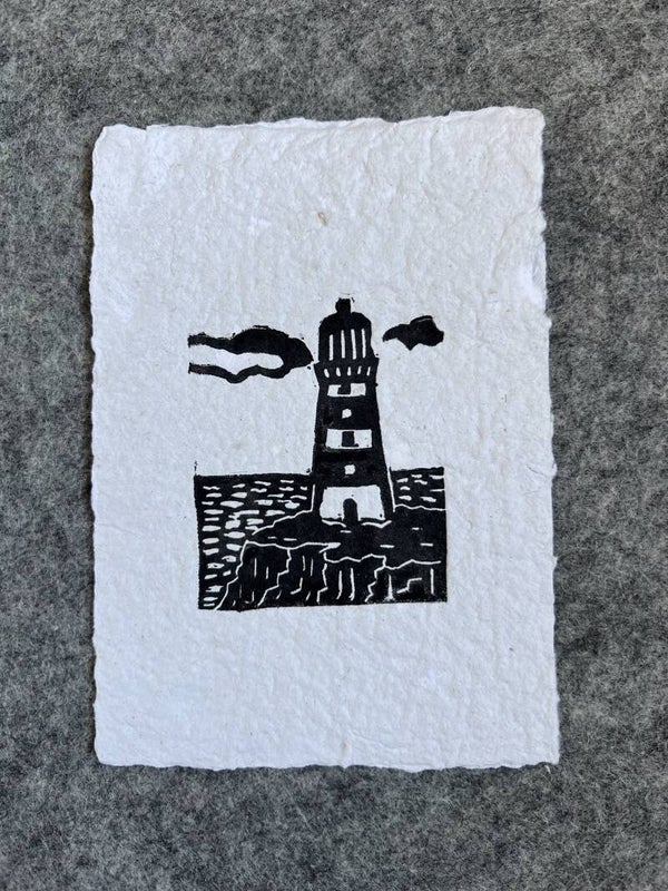 kleine linoprint "vuurtoren" op handgeschept papier.