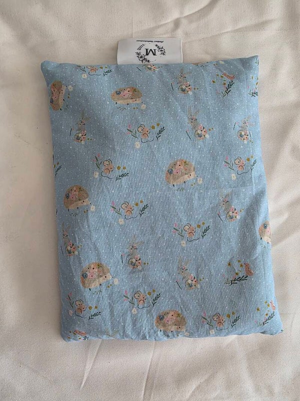 Traubenkernkissen in blau mit Igeli