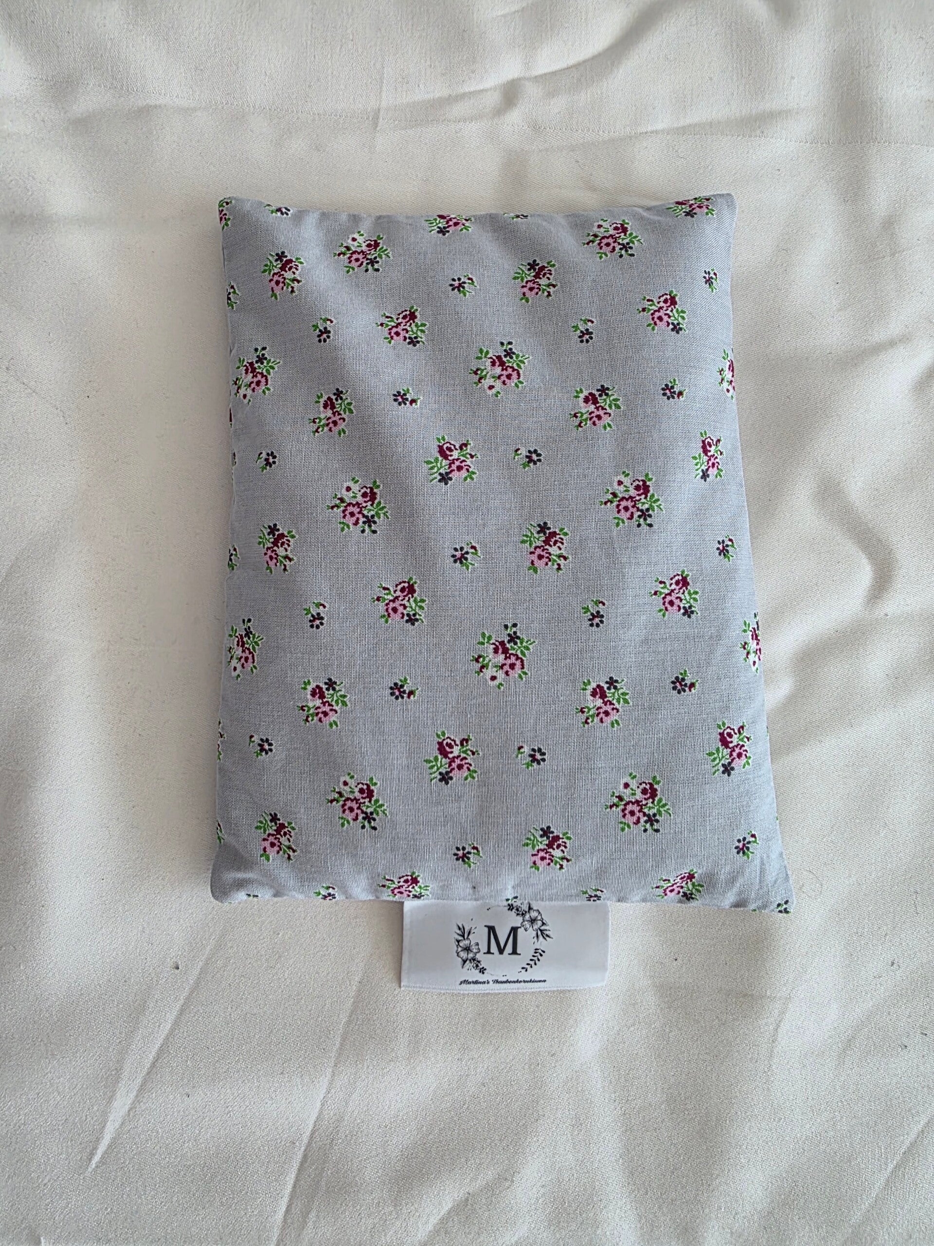 Traubenkernkissen in grau mit Blumen