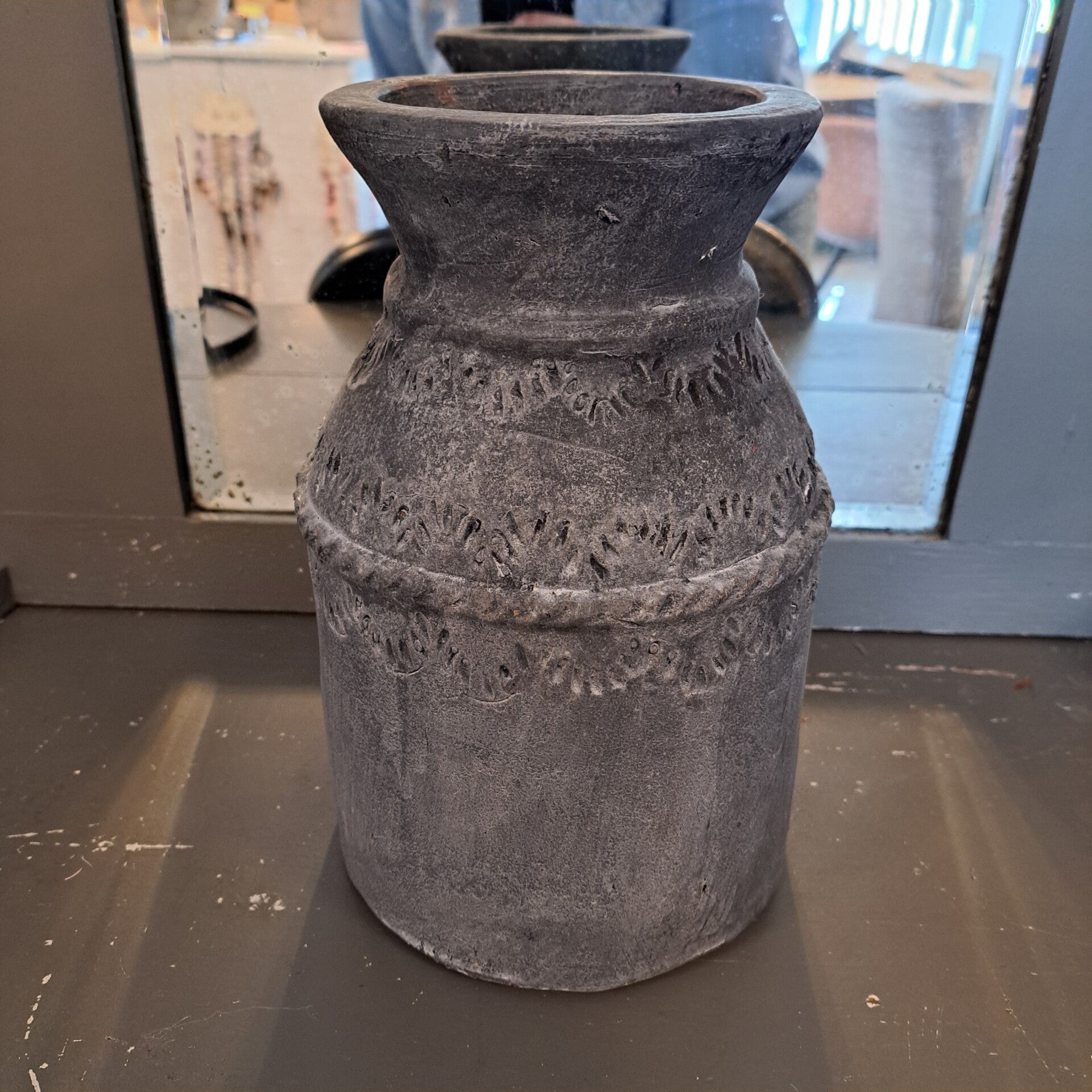 prachtige donkergrijze / zwarte pot hoog 25 cm