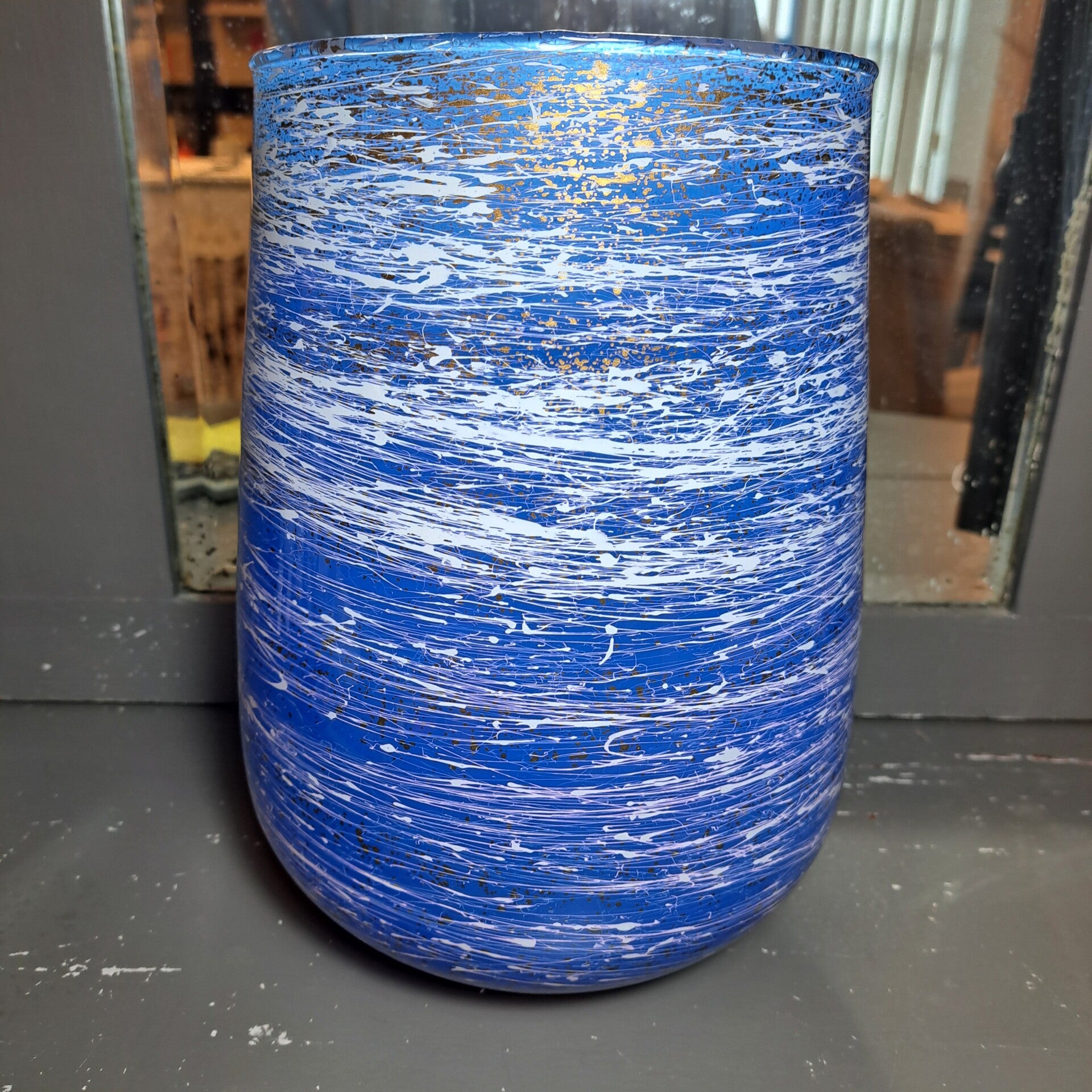Blauwe vaas met witte en gouden strepen 26cm hoog