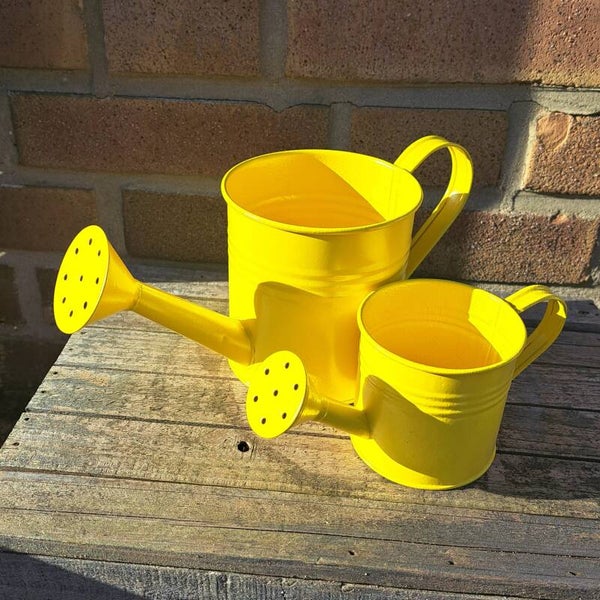 Gieter set klein en groot 7 cm en 11 cm geel