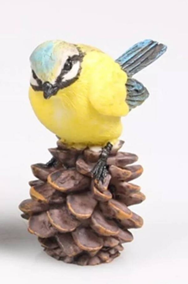 Vogel op dennenappel 5x3x6 cm