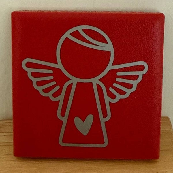 Tegel 'engeltje' rood met zilver, 4,5x4,5 cm