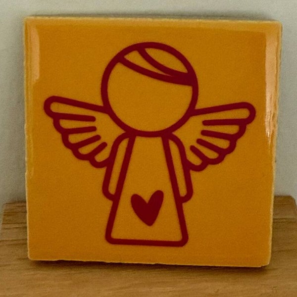 Tegel 'engeltje' diep geel met fuchsia roze  4,5x4,5 cm