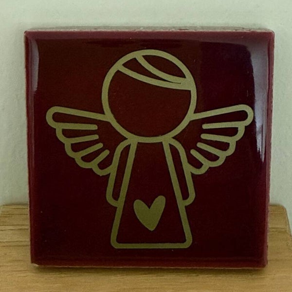Tegel 'engeltje' bordeaux rood met goud, 4,5x4,5 cm