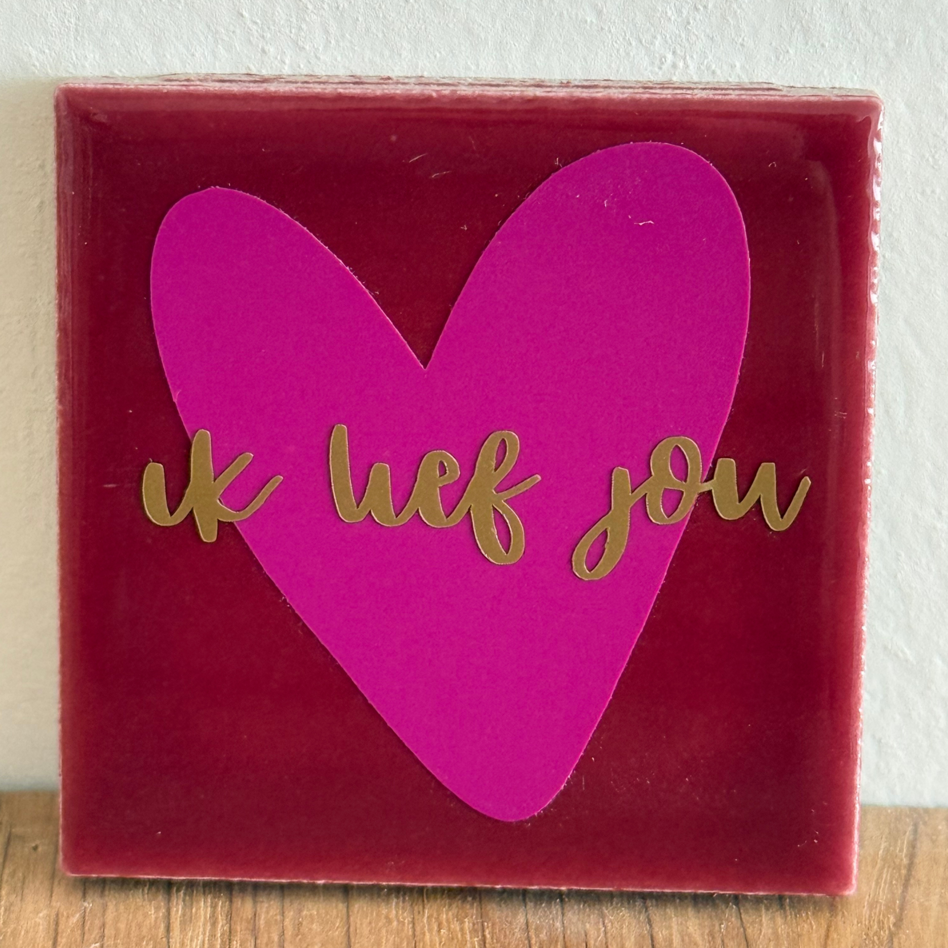 Tegel 'ik lief jou' bordeaux rood, fuchsia hart met gouden tekst, 4,5x4,5 cm