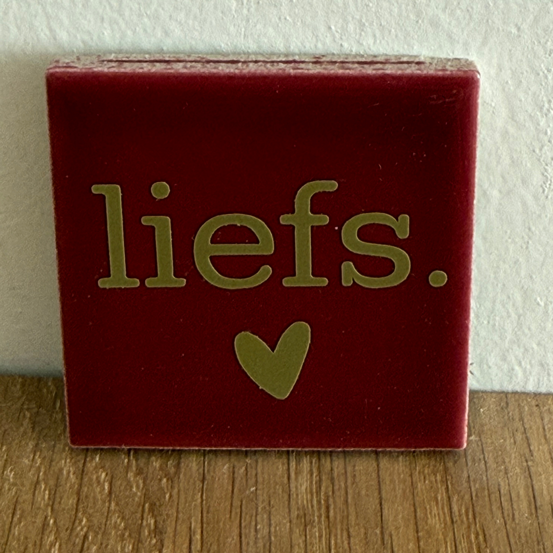 Tegel 'liefs' bordeaux rood met gouden tekst, 4,5x4,5 cm