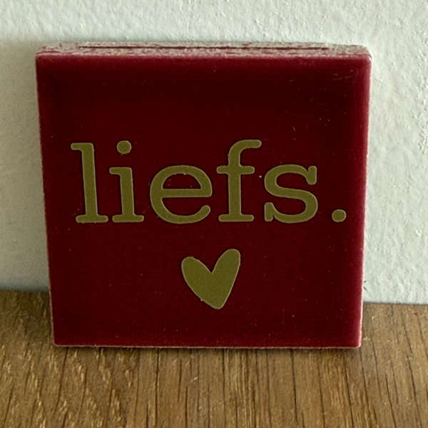 Tegel 'liefs' bordeaux rood met gouden tekst, 4,5x4,5 cm