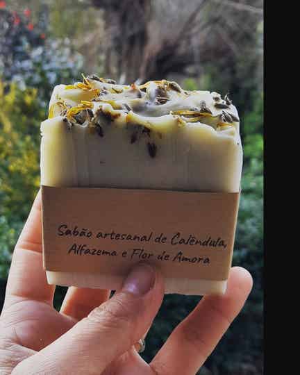 Sabão artesanal com flor de Amora