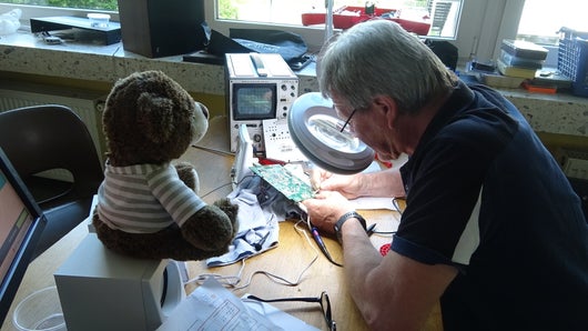 Repair-Café Georgsmarienhütte Kunden reparien mit.
