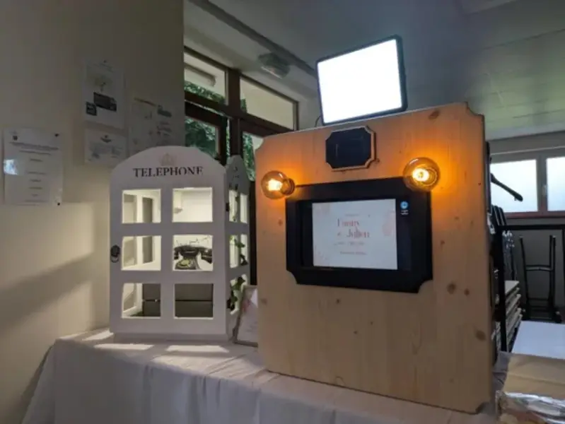 Photobooth vintage en bois avec audio guest book cabine téléphone pour mariage à Pont-à-Mousson