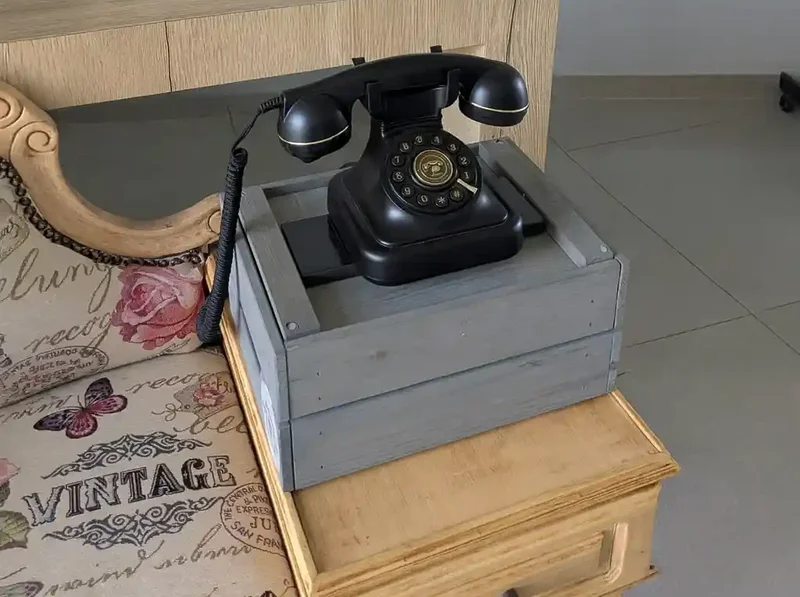 Audio Guest Book Photobooth54 à Nancy avec téléphone vintage et panneau “Laisser un message”.