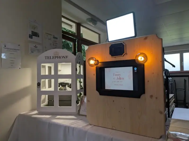 Photobooth vintage et Audio Guest Book Photobooth54 installés pour un mariage près de Dieulouard, cabine téléphone blanche et écran personnalisé.