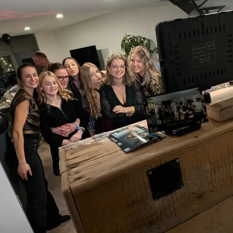 Pose pour la photo avec la box vintage - Photobooth54 en Lorraine