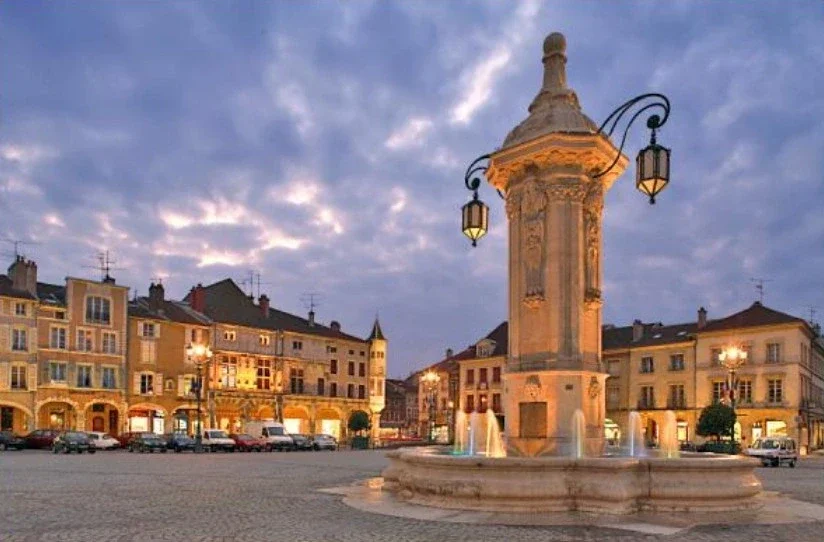 La fontaine illuminée de la Place Duroc à Pont-à-Mousson au crépuscule – photo locale Photobooth54
