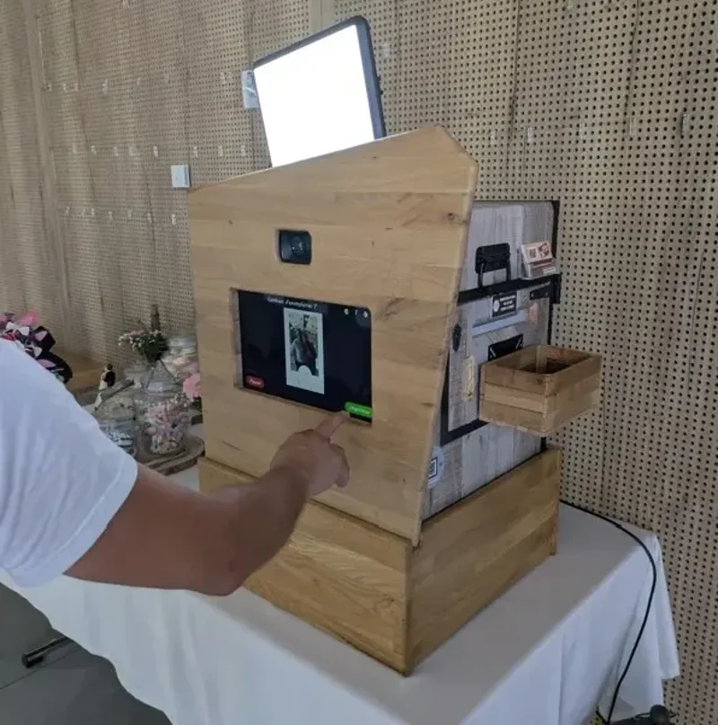 Utilisation du photobooth vintage Photobooth54 à Metz, interface tactile simple et intuitive.