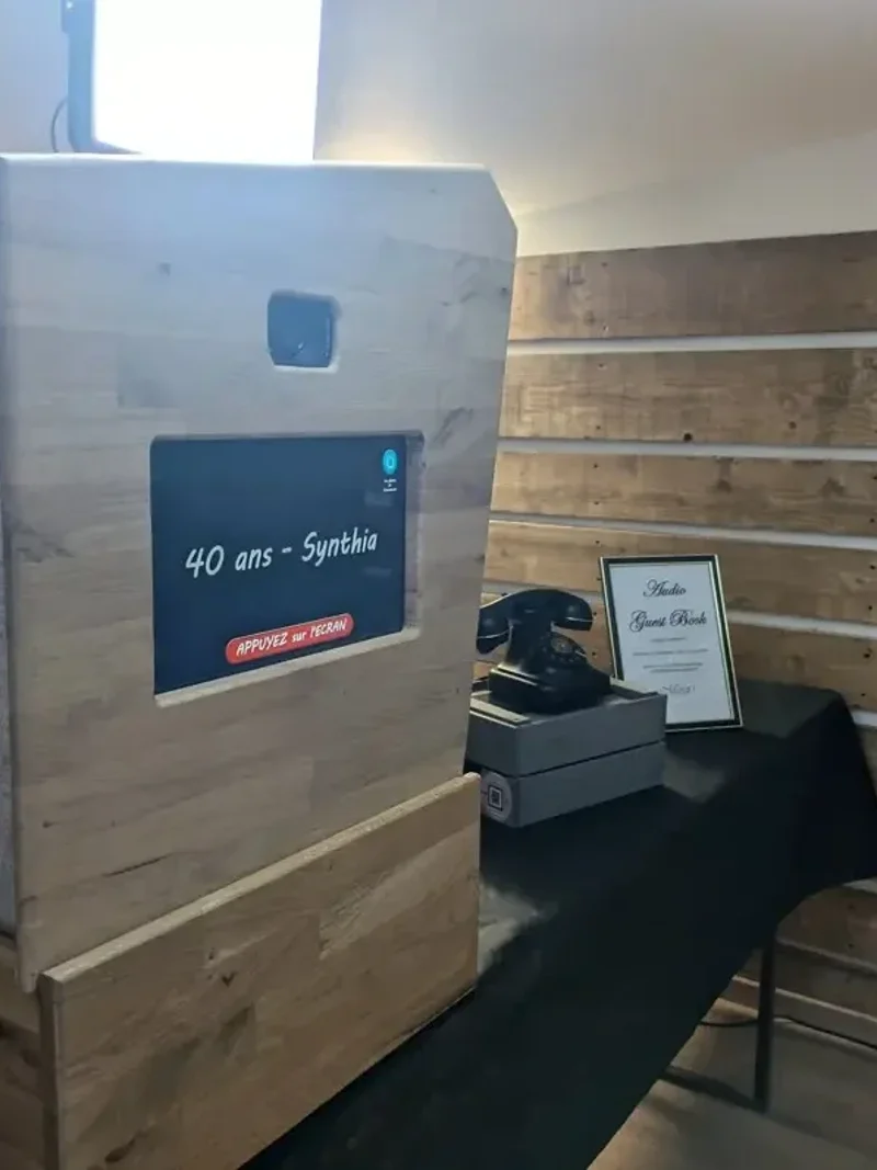 Photobooth vintage Photobooth54 installé à Dieulouard pour un anniversaire, avec écran personnalisé “40 ans Synthia”.