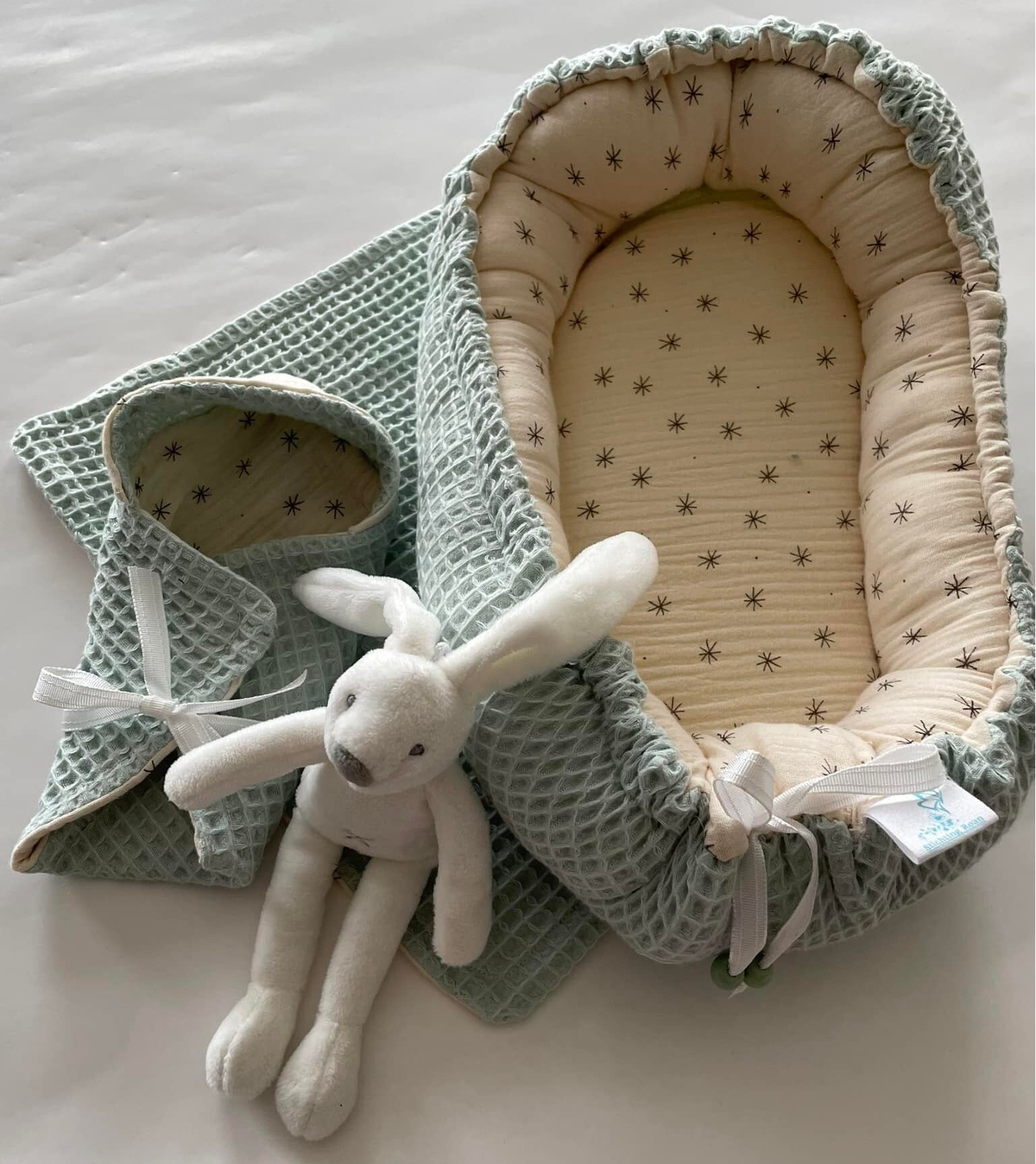 Lege koesternestjes met zachte bekleding en een knuffelkonijntje, gemaakt door Stichting Roan