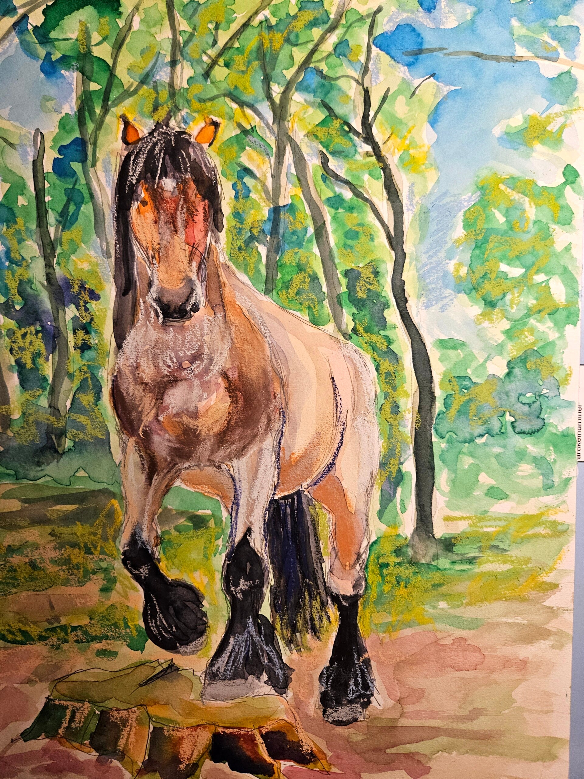 Paard met één been op een tronk