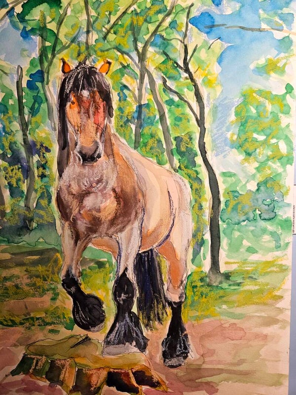Paard met één been op een tronk