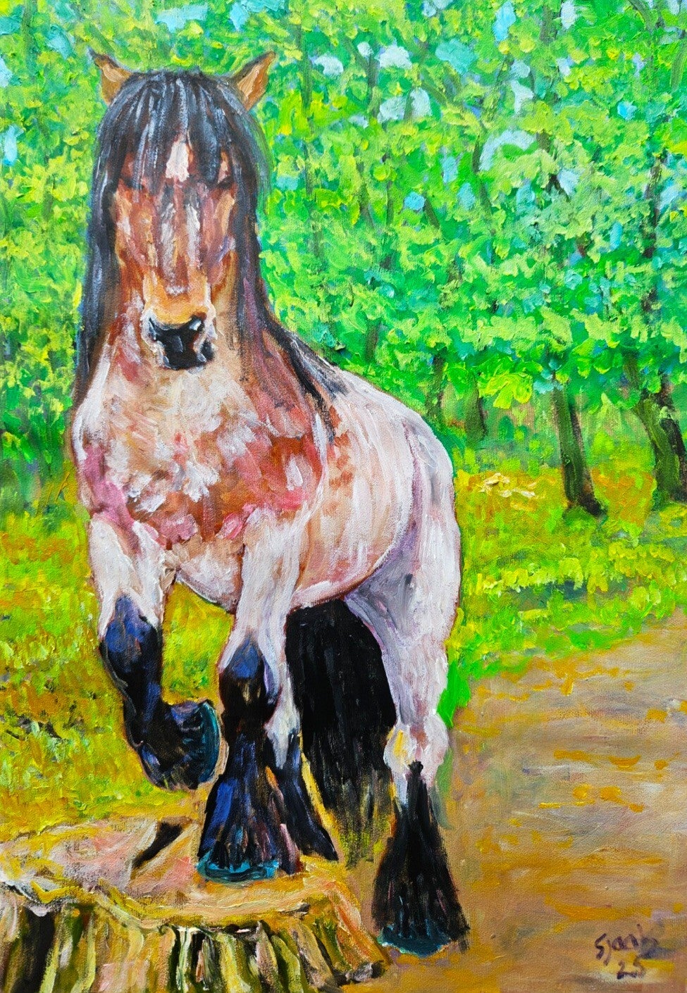 Paard op boomstam