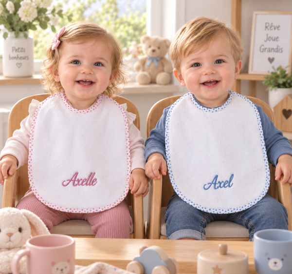 Bavoir enfant personnalisé brodé – Éponge coton bio et biais cœur
