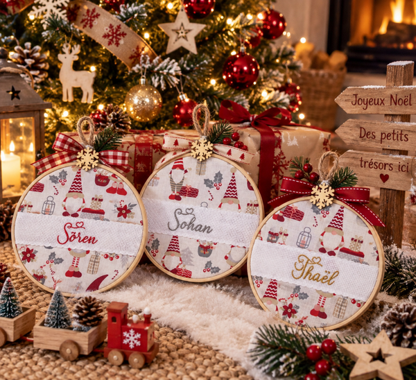 Cadre de Noël personnalisé brodé – Lutins blancs