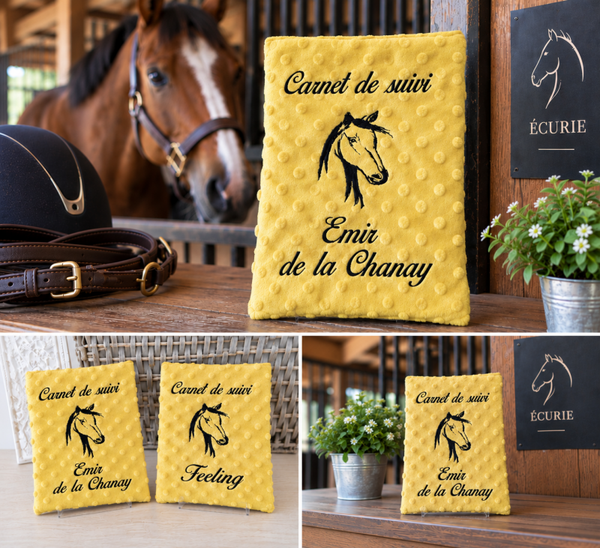 Protège carnet de suivi cheval personnalisé brodé – Minky