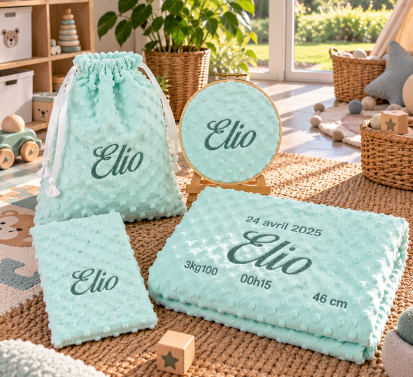 Coffret naissance bébé personnalisé brodé vert d’eau – 5 pièces