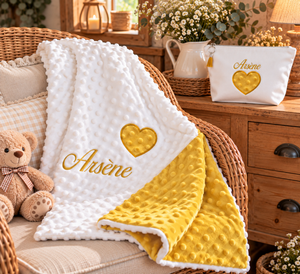 Coffret naissance personnalisé – Couverture Minky et trousse brodée – Jaune ocre et blanc