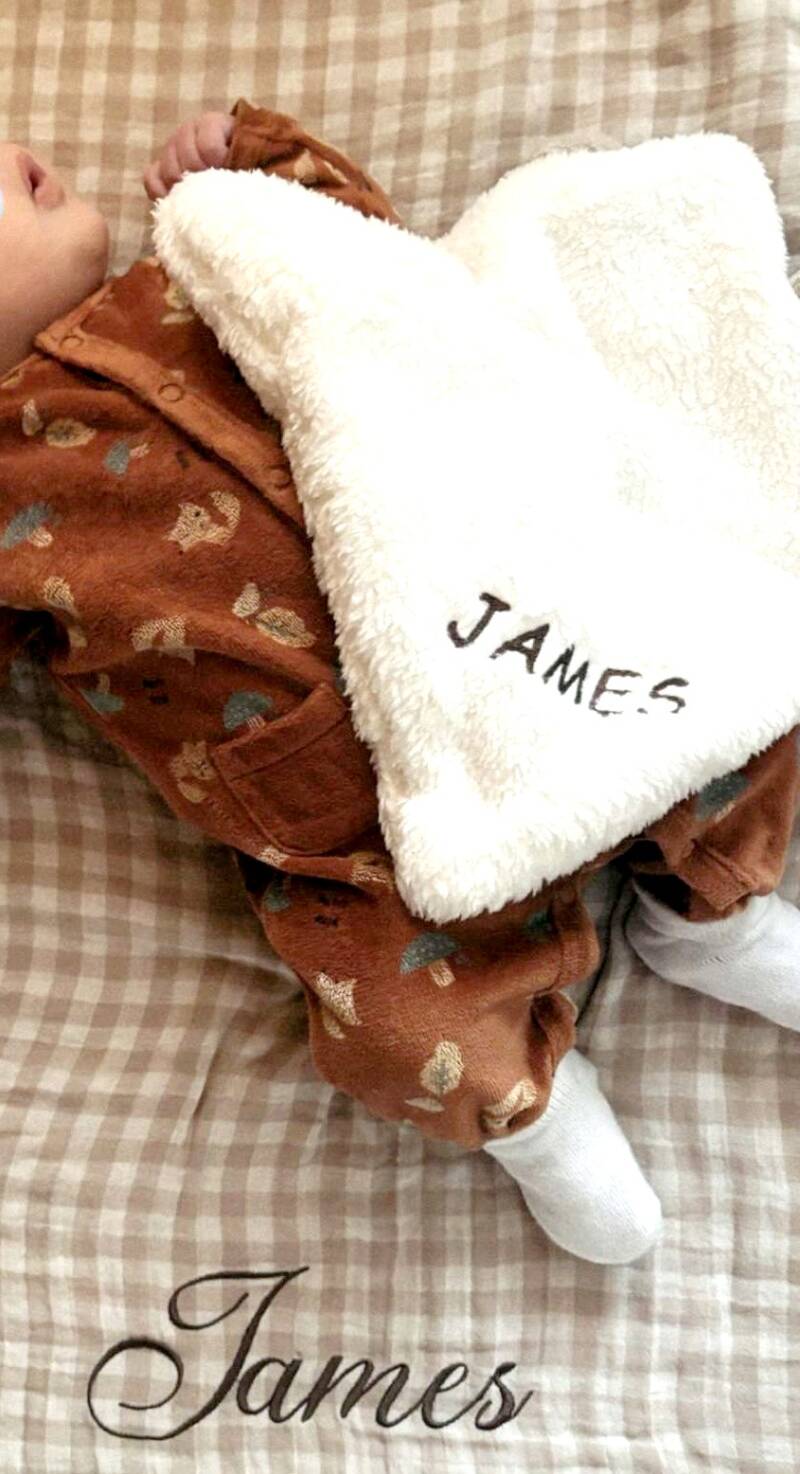 couverture et doudou brodés prénom James