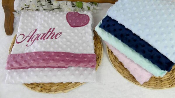 Couverture bébé personnalisée prénom et cœur brodés