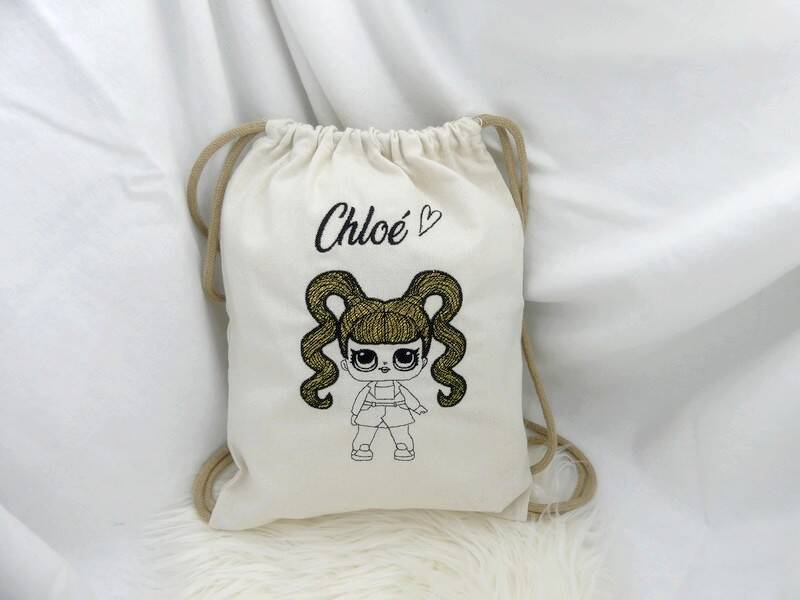 Poupée LOL brodée avec mylar sur sac à dos
