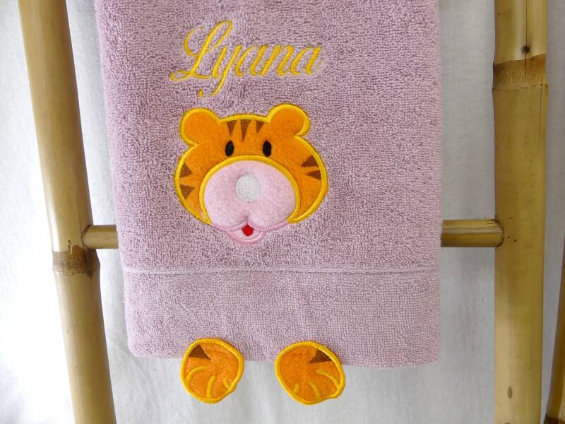 broderie personnalisée cadeau enfant en broderie avec prénom et lionceau
