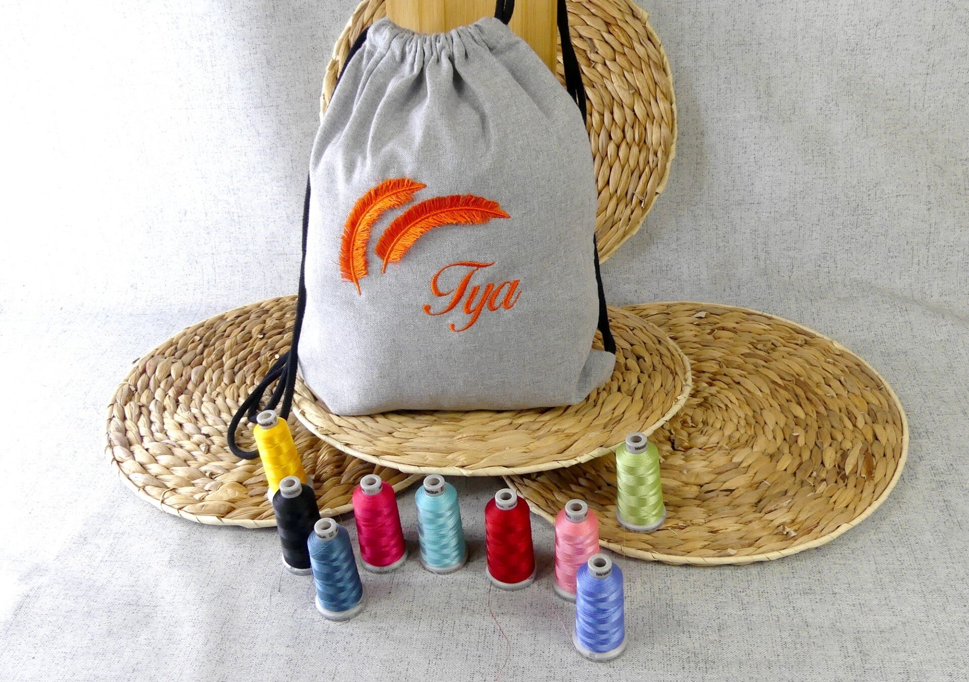 Sac à dos enfant personnalisé brodé motifs plumes 3D et prénom