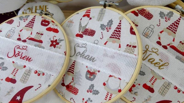 Cadre de Noël personnalisé brodé – Lutins blancs