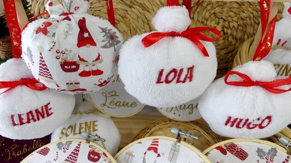 Boule de Noël personnalisée prénom brodé – Lutins blancs