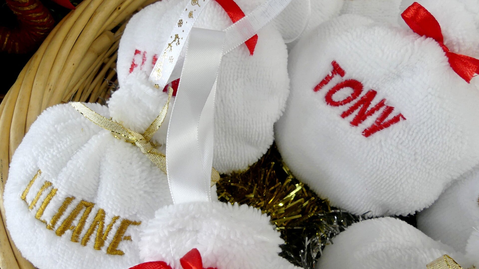 Boule de Noël personnalisée prénom brodé rouge ou doré