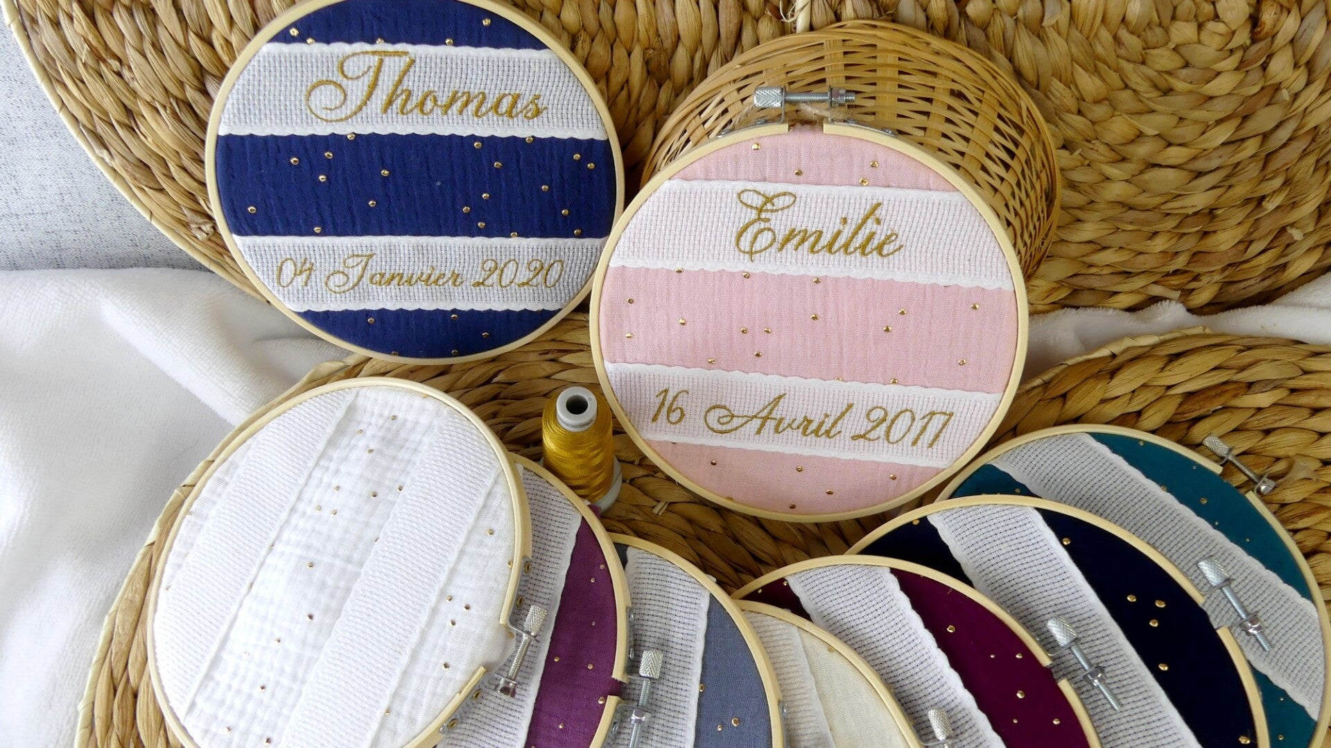 Cadre décoration double gaze Pois Dorés brodé prénom et date de naissance