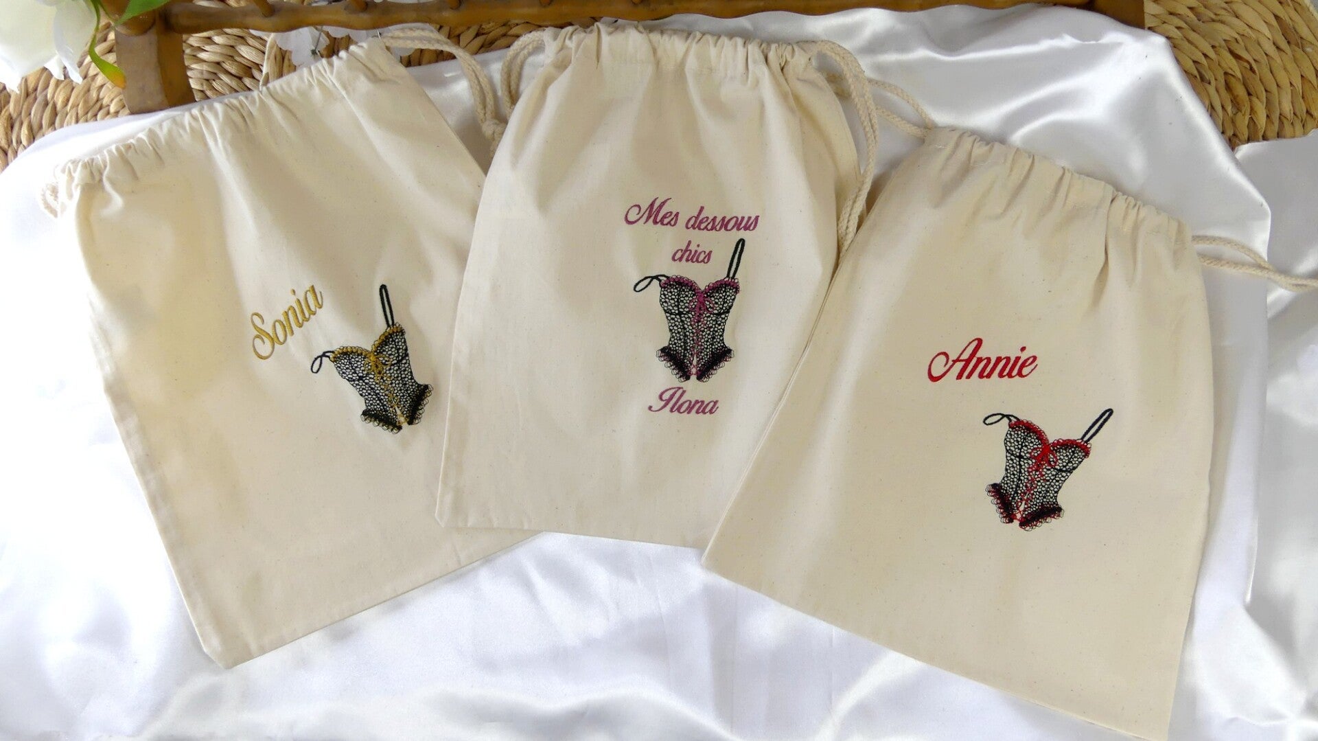Sac à lingerie personnalisé brodé prénom et motif Guêpière femme