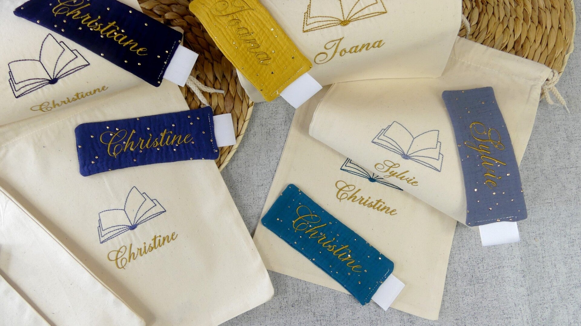 Pochette livre et Marque pages personnalisés brodés