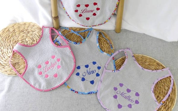 Bavoir Tablier personnalisé brodé prénom et coeurs