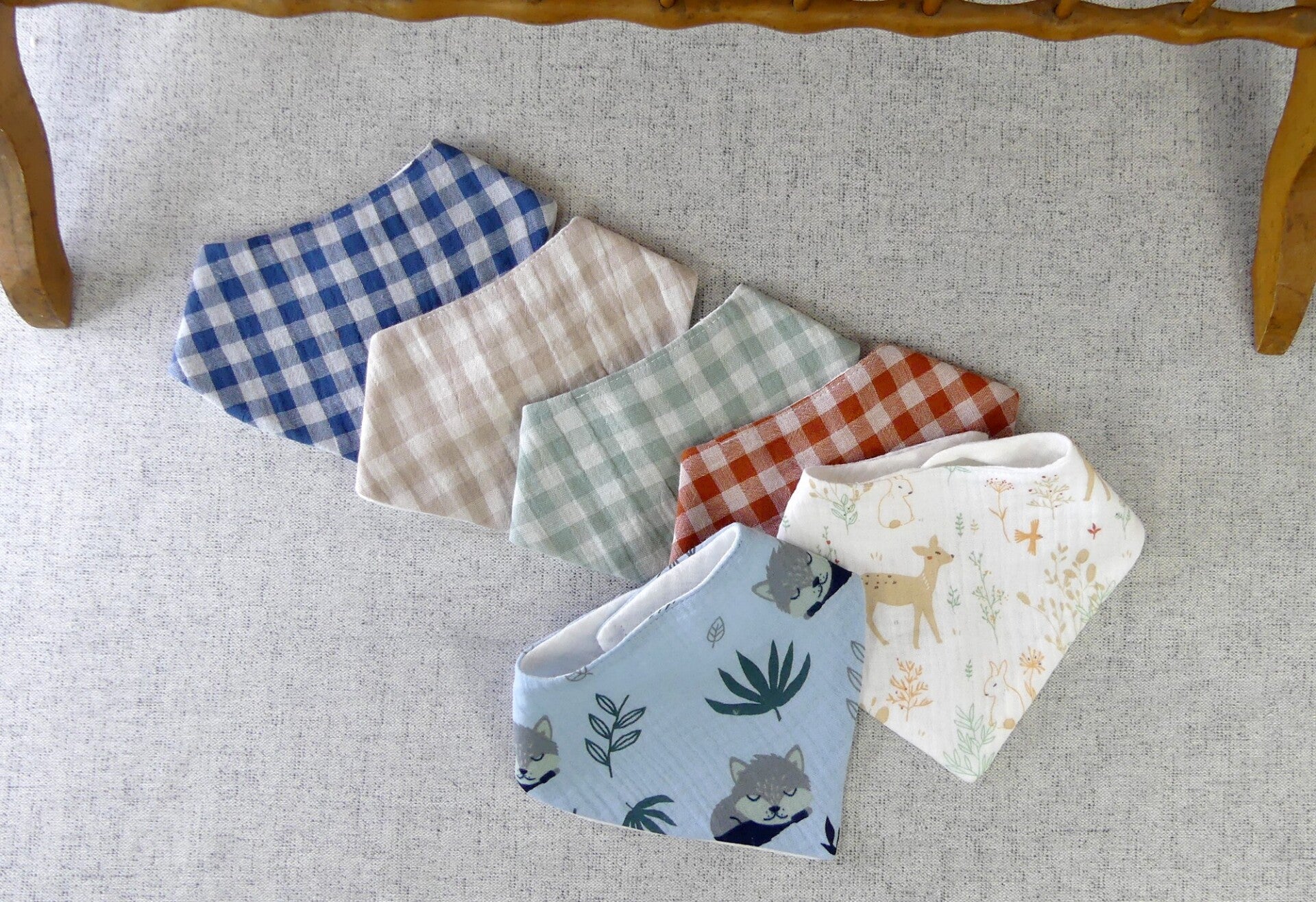 Bavoir bandana léger double gaze de coton motif