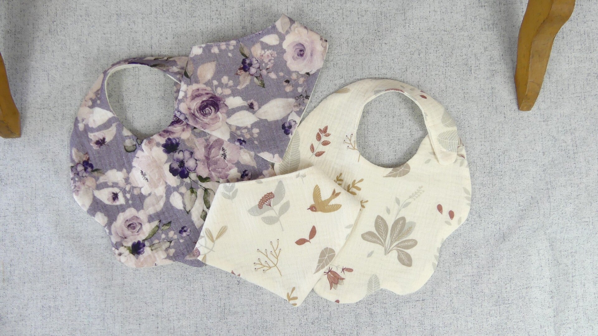 Bavoir bandana léger forme fleurs double gaze de coton