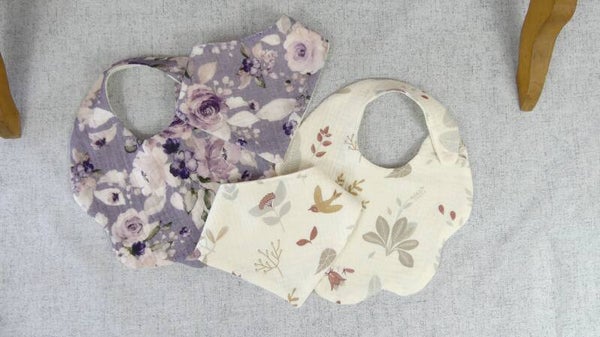 Bavoir bandana léger forme fleurs double gaze de coton