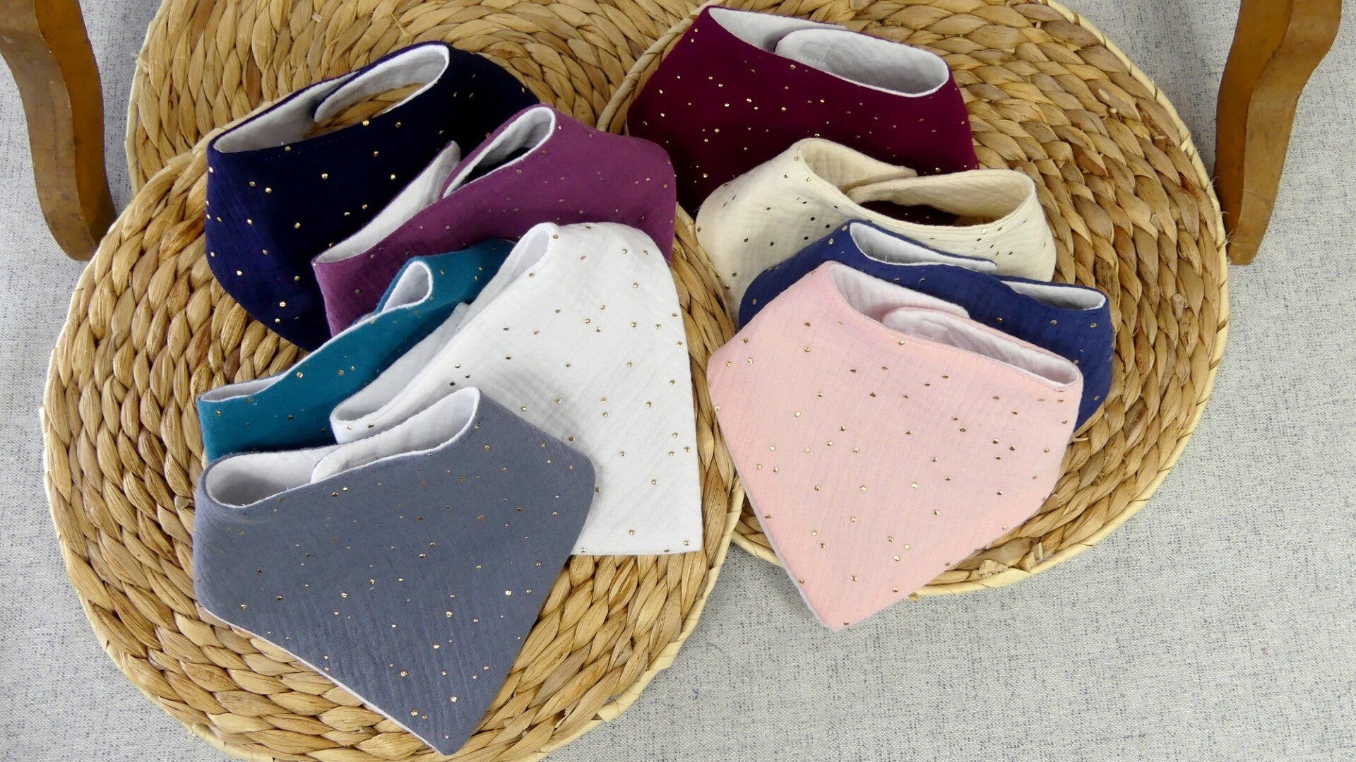 Bavoir bandana léger double gaze de coton pois dorés