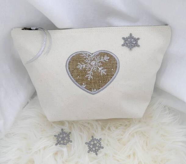 trousse brodée coeur flocon de neige