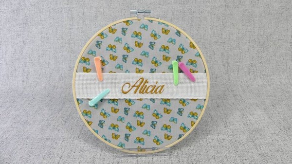 Porte barrettes personnalisable en broderie par un prénom tissu papillons