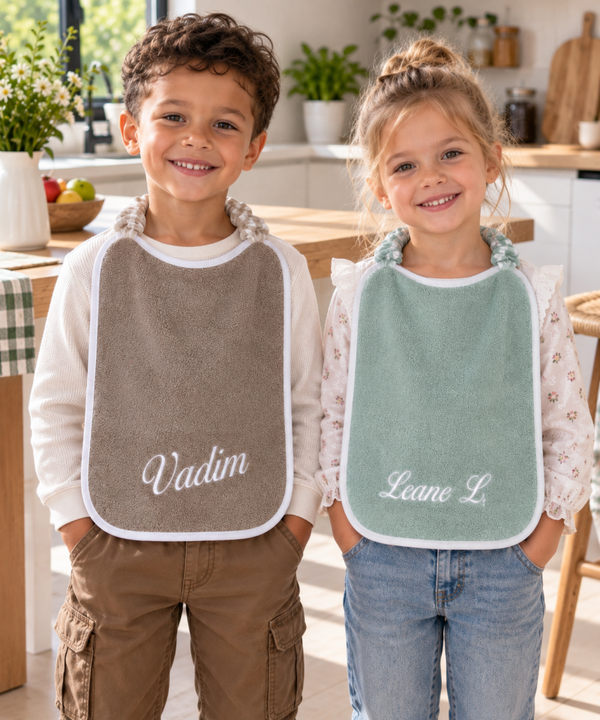 Serviette bavoir maternelle personnalisée – Prénom brodé
